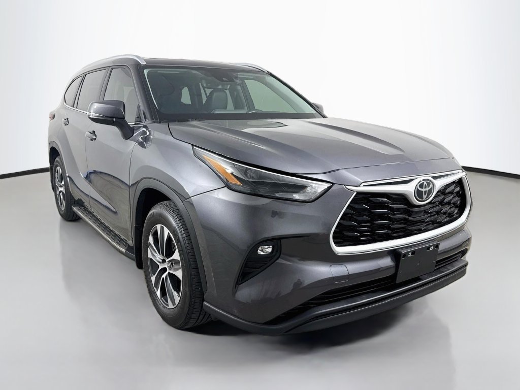 Used 2024 Toyota Highlander XLE FWD image 1