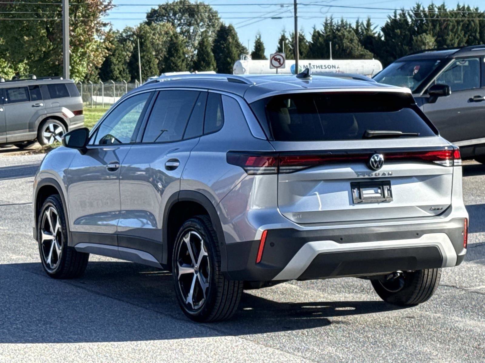 Used 2025 Volkswagen Tiguan SE image 25