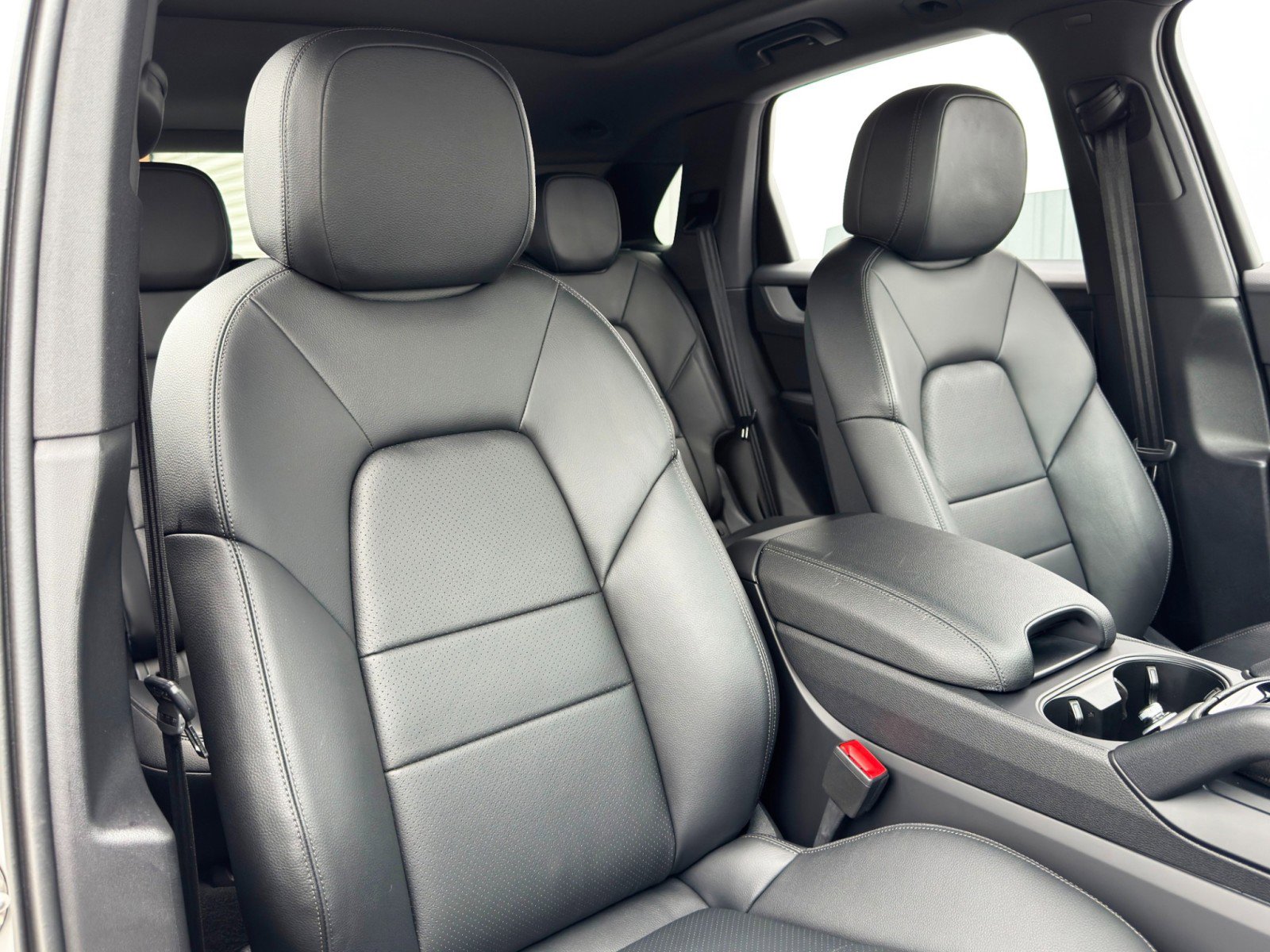 Used 2024 Porsche Cayenne w/ Premium Package image 39