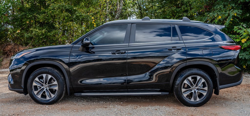 Used 2023 Toyota Highlander XLE FWD image 3