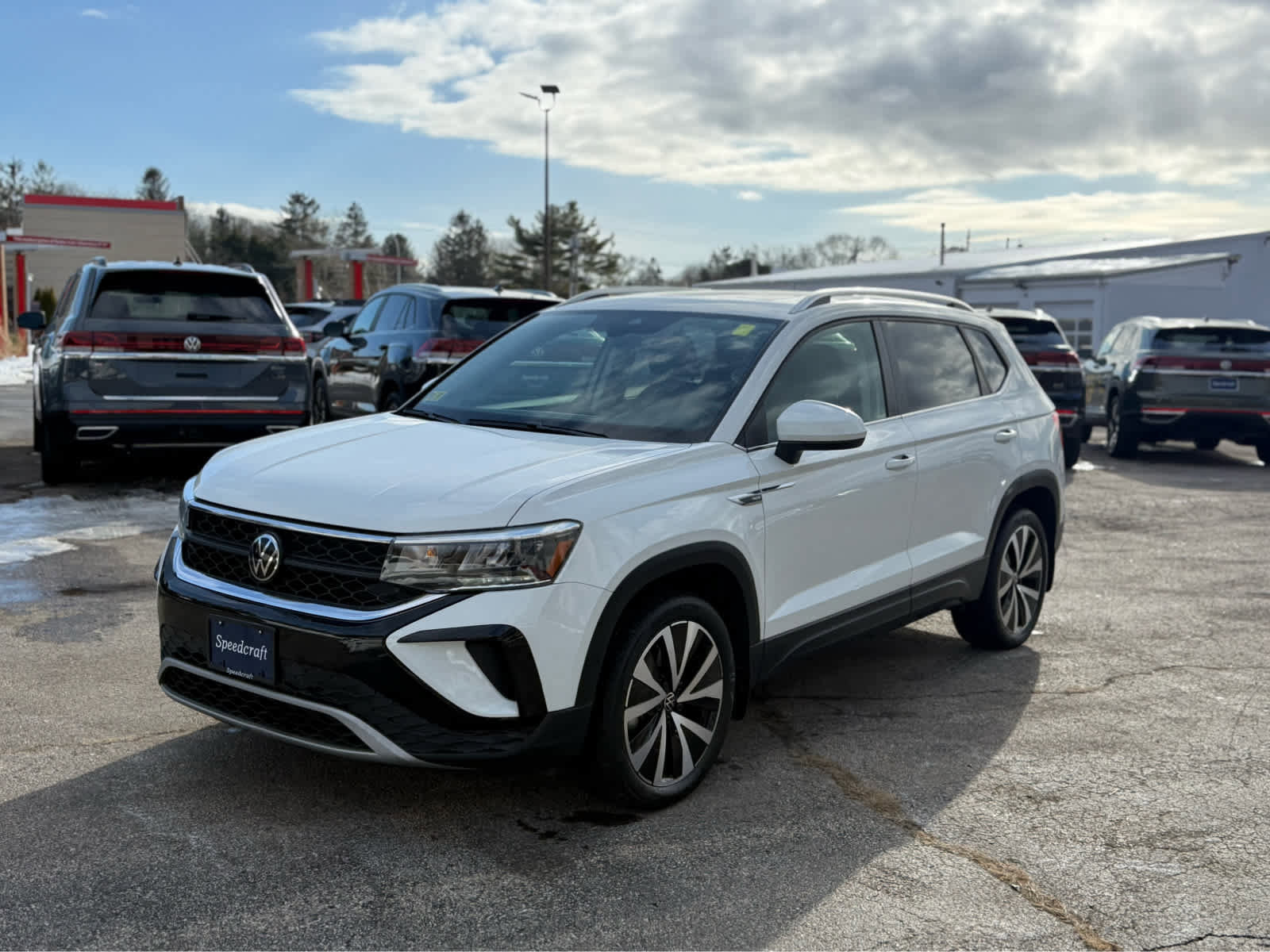 Used 2024 Volkswagen Taos SE image 3