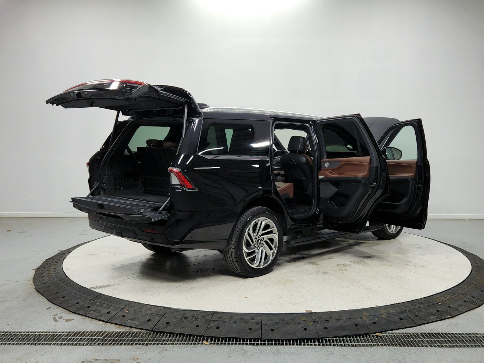 Used 2025 Lincoln Navigator Reserve AWD/4WD image 16