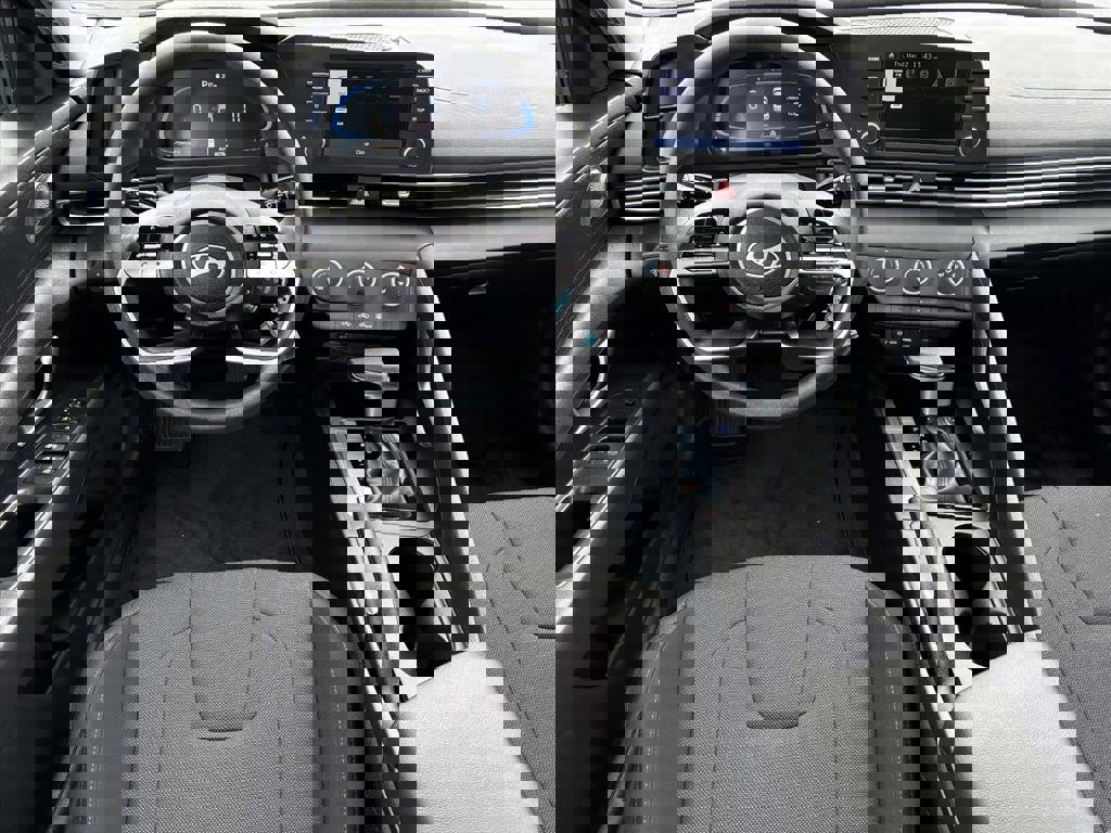 Certified 2025 Hyundai Elantra SE image 18