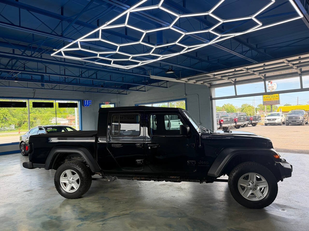 Used 2020 Jeep Gladiator Sport w/ Technology Group AWD/4WD image 8