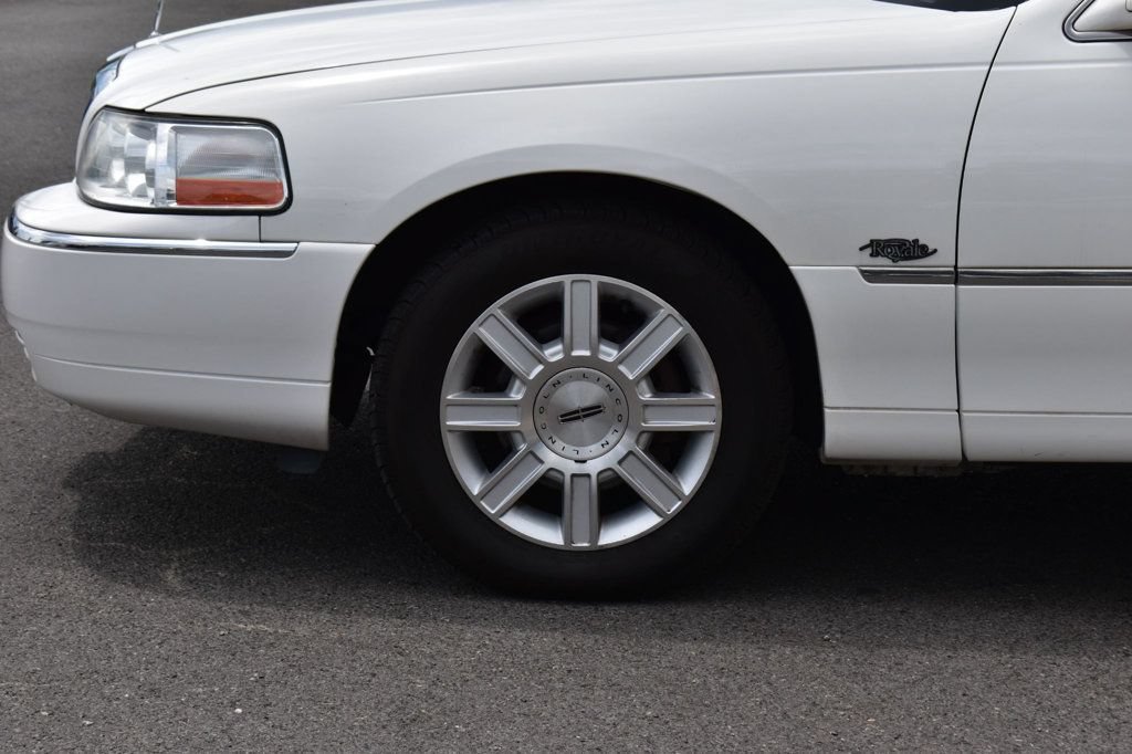Used 2007 Lincoln Town Car Executive RWD image 10