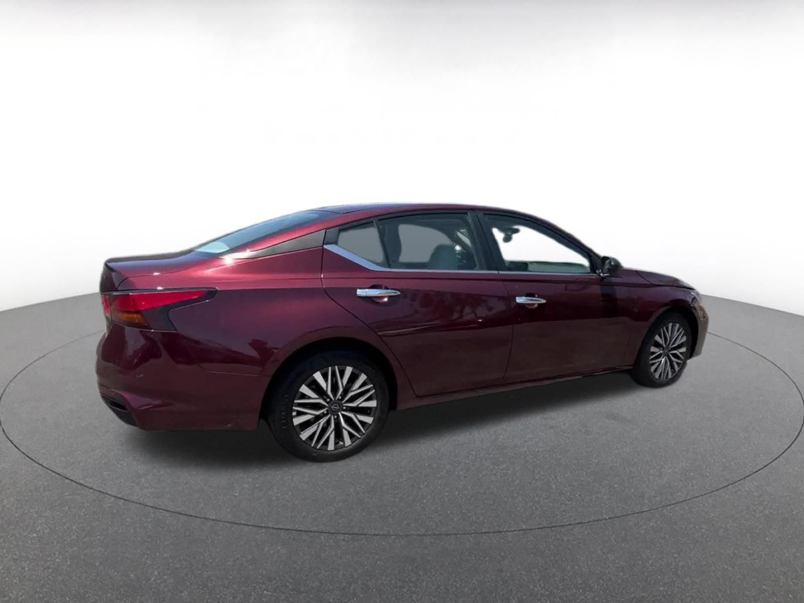 Used 2025 Nissan Altima 2.5 SV FWD image 15