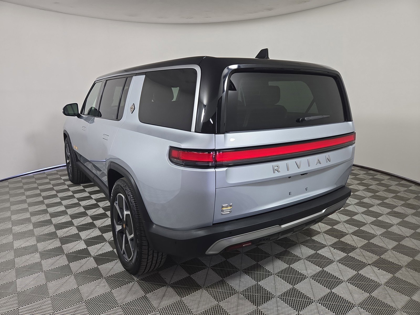 Used 2024 Rivian R1S Adventure image 3