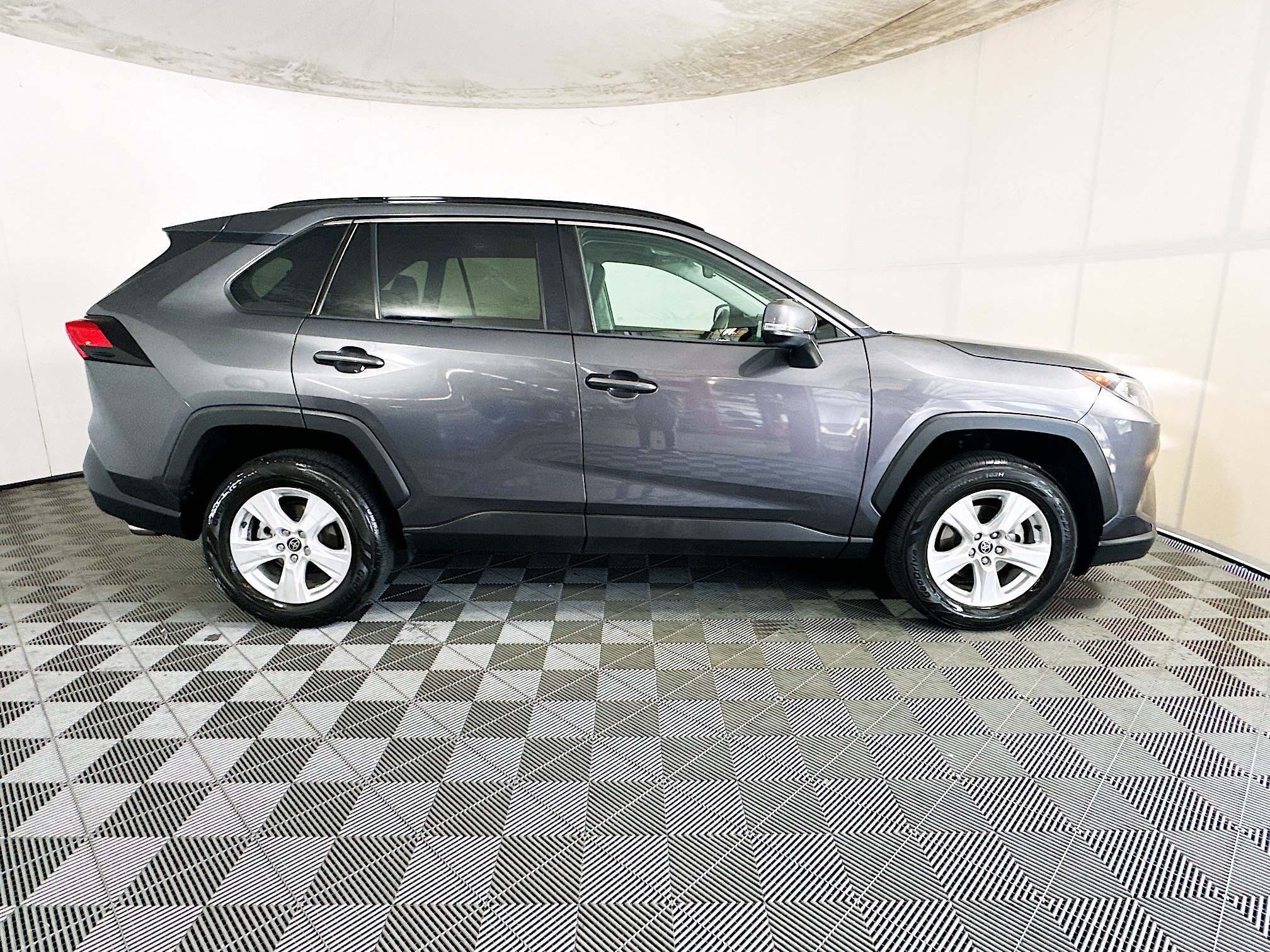 Used 2021 Toyota RAV4 XLE w/ Convenience Package FWD image 2