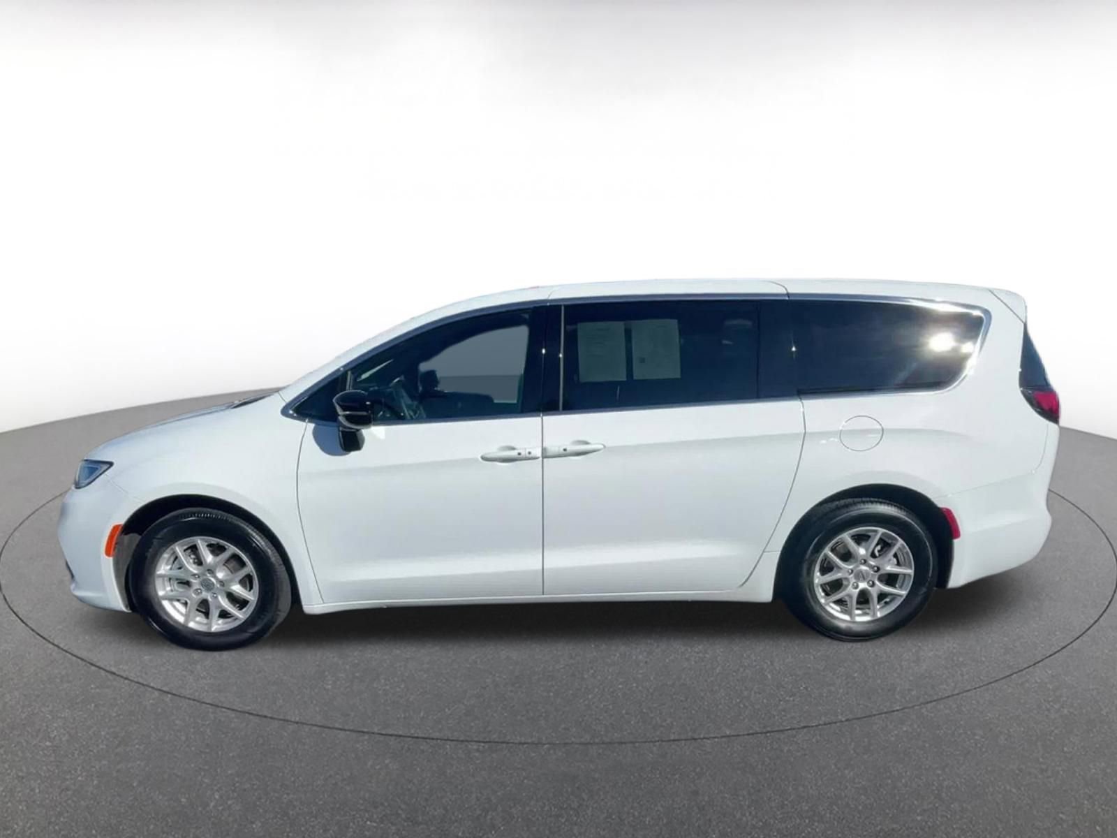 Used 2025 Chrysler Pacifica Select image 9