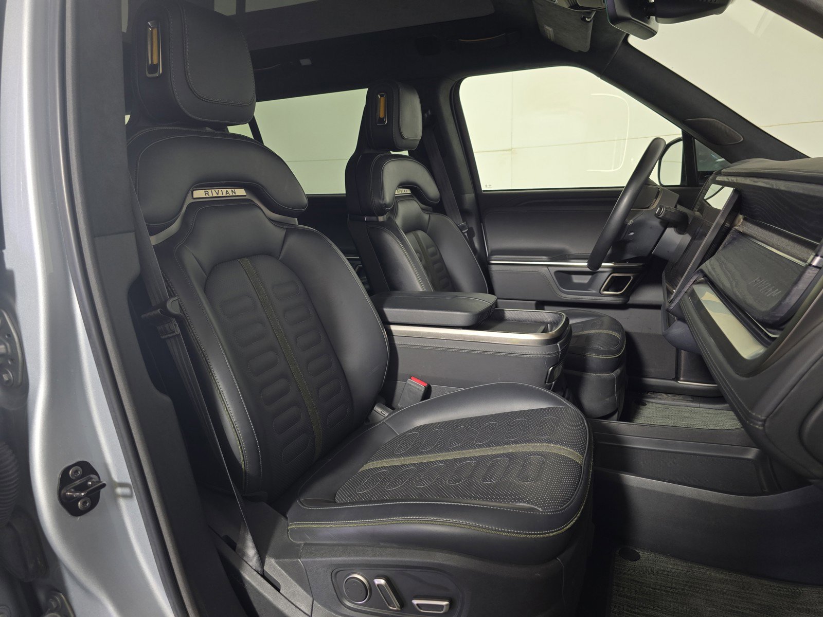 Used 2024 Rivian R1S Adventure AWD/4WD image 24