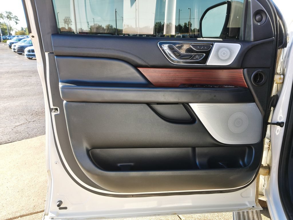 Used 2024 Lincoln Navigator L Reserve w/ Equipment Group 201A AWD/4WD image 9