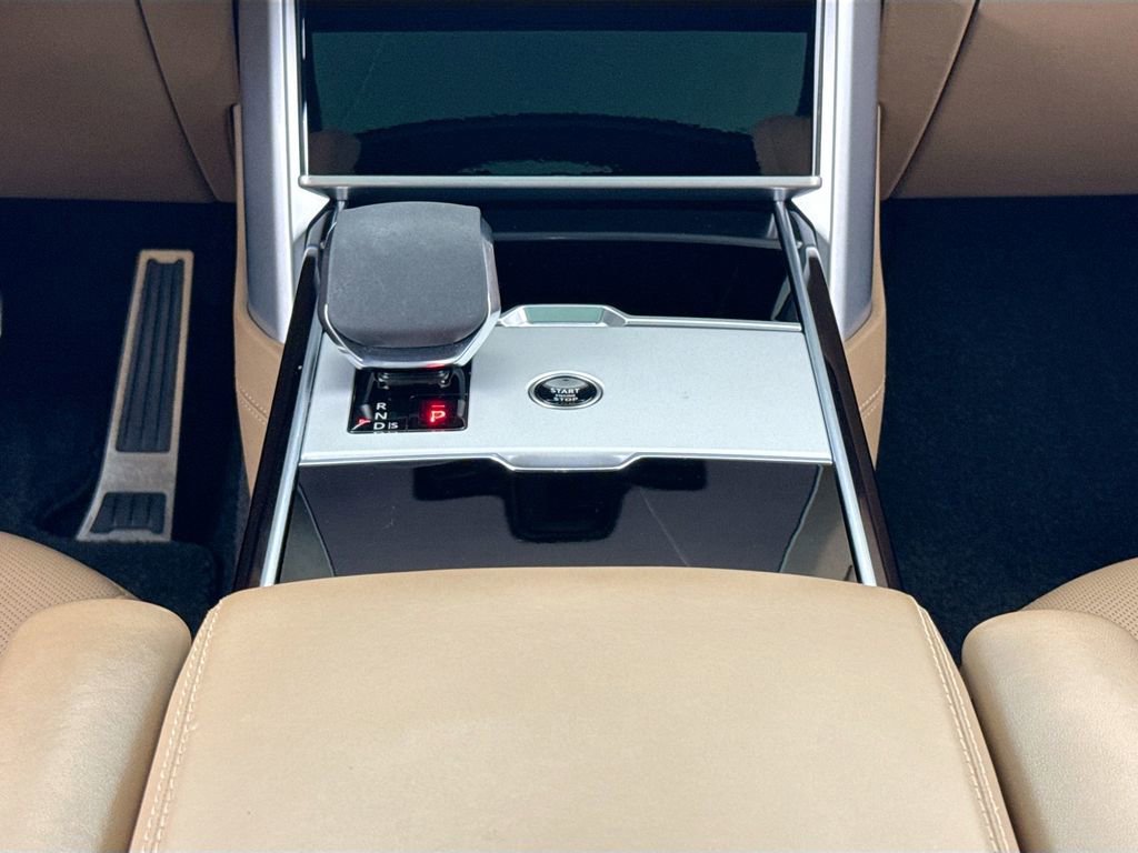 Used 2024 Land Rover Range Rover Long Wheelbase Autobiography image 12