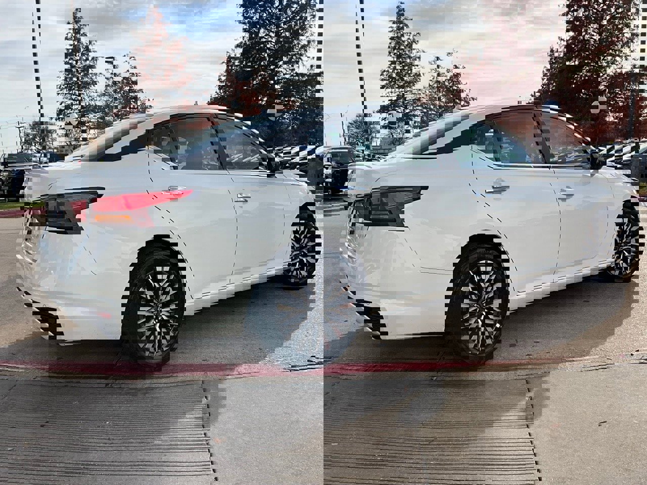 Used 2025 Nissan Altima 2.5 SV image 6