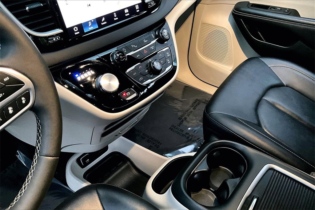 Used 2024 Chrysler Pacifica Touring-L image 17