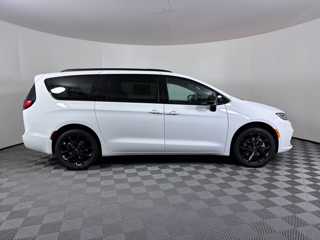 New 2026 Chrysler Pacifica Select w/ S Appearance Package AWD/4WD image 15