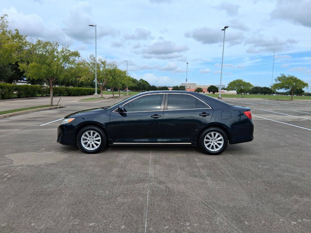 Used 2012 Toyota Camry LE image 3