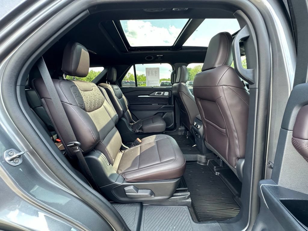 Used 2025 Ford Explorer Platinum w/ Ultimate Package AWD/4WD image 23