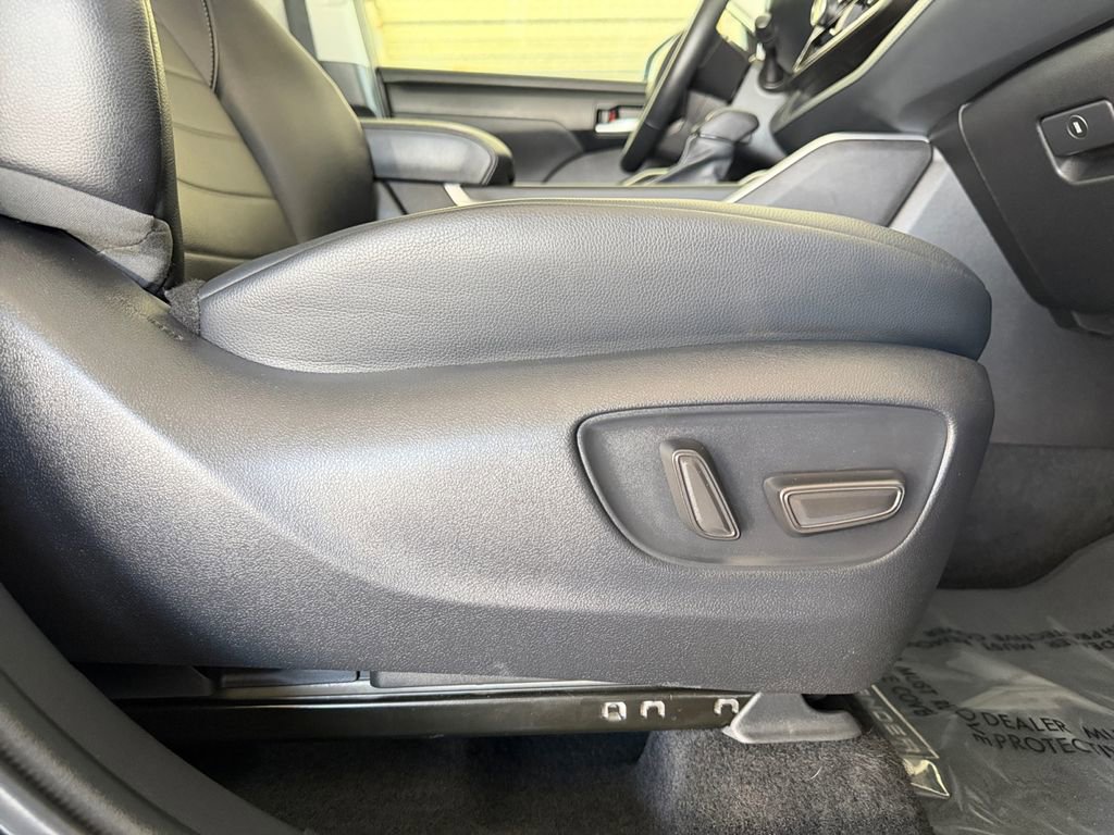 Used 2022 Toyota Highlander XLE FWD image 43