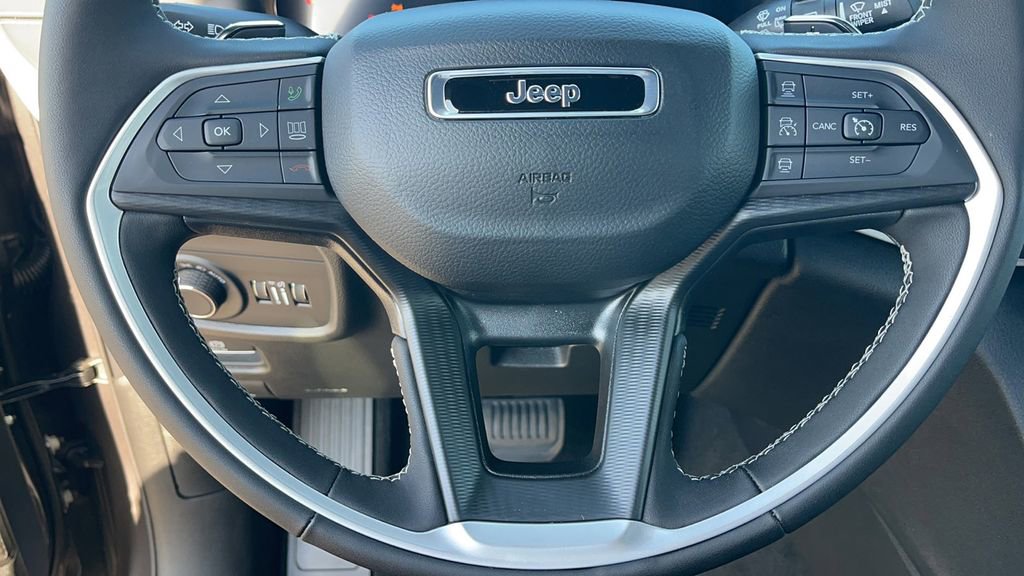 New 2024 Jeep Grand Cherokee L Laredo w/ Luxury Tech Group I image 24