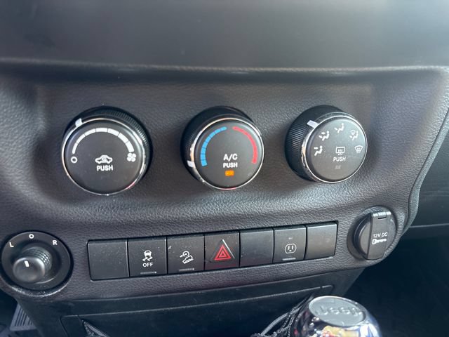 Used 2017 Jeep Wrangler Rubicon w/ Power Convenience Group AWD/4WD image 21