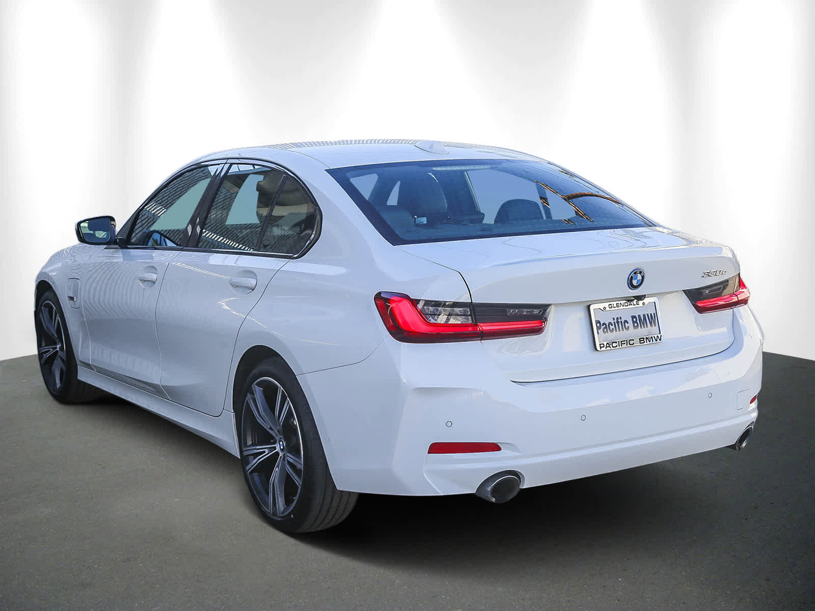 Certified 2023 BMW 330e w/ Driving Assistance Package image 4