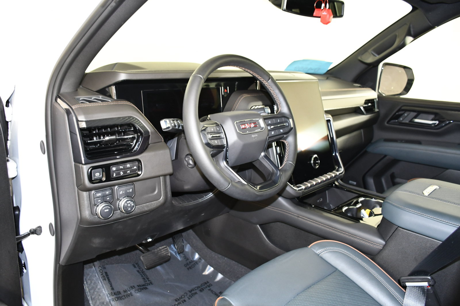 Used 2025 GMC Yukon AT4 AWD/4WD image 40