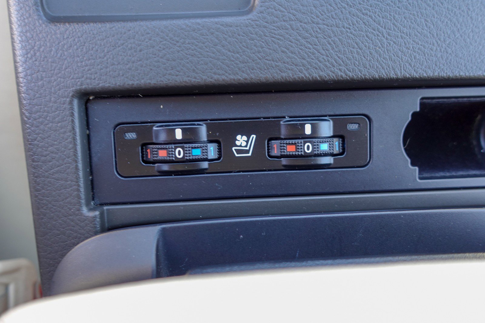 Used 2013 Lexus RX 450h FWD w/ Navigation Pkg image 21