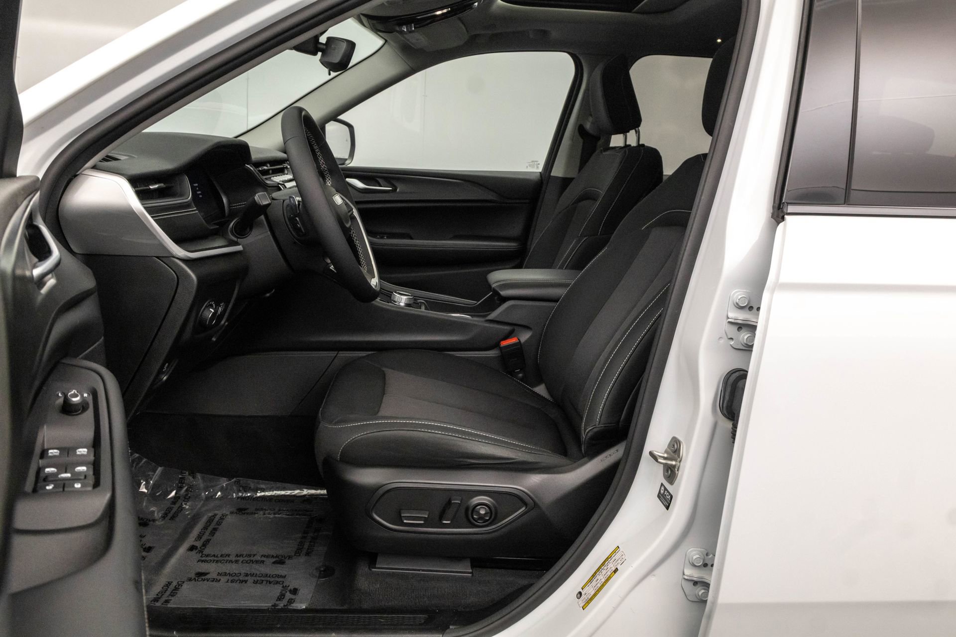 Used 2023 Jeep Grand Cherokee Laredo X image 6