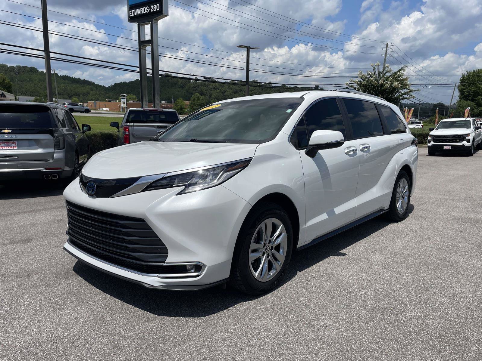 Used 2023 Toyota Sienna Limited FWD image 25