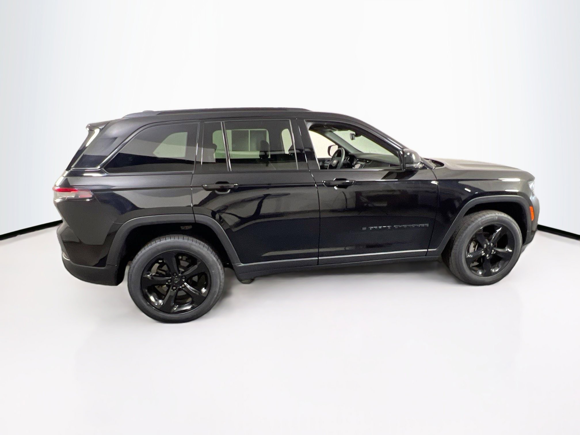 Used 2023 Jeep Grand Cherokee Altitude image 4