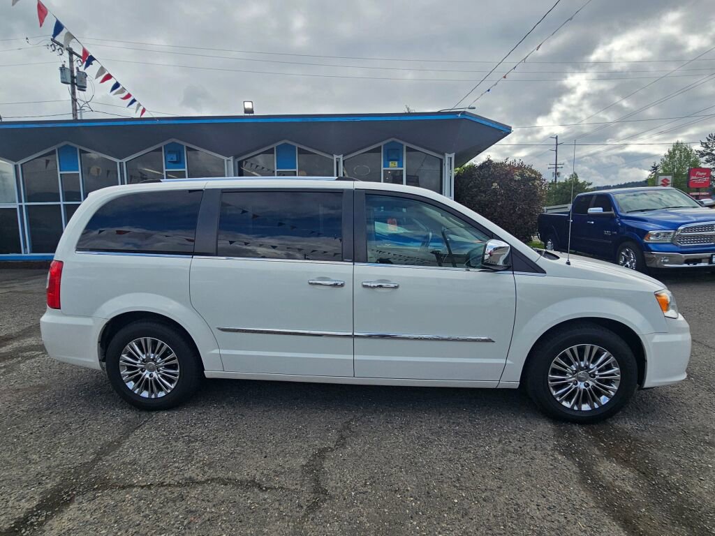 Used 2011 Chrysler Town & Country Limited FWD image 8