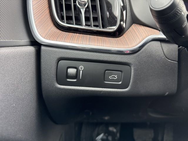 Used 2022 Volvo XC60 B5 Momentum image 21