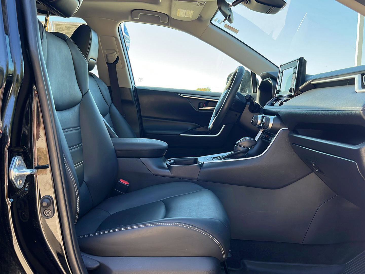 Used 2022 Toyota RAV4 XLE Premium image 32