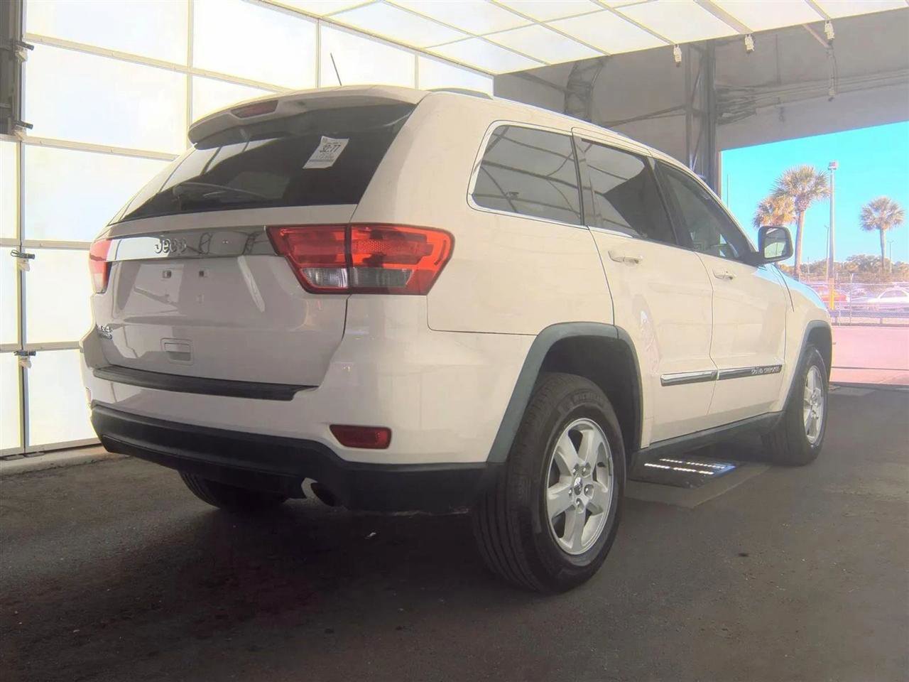 Used 2012 Jeep Grand Cherokee Laredo w/ Laredo E Group AWD/4WD image 5