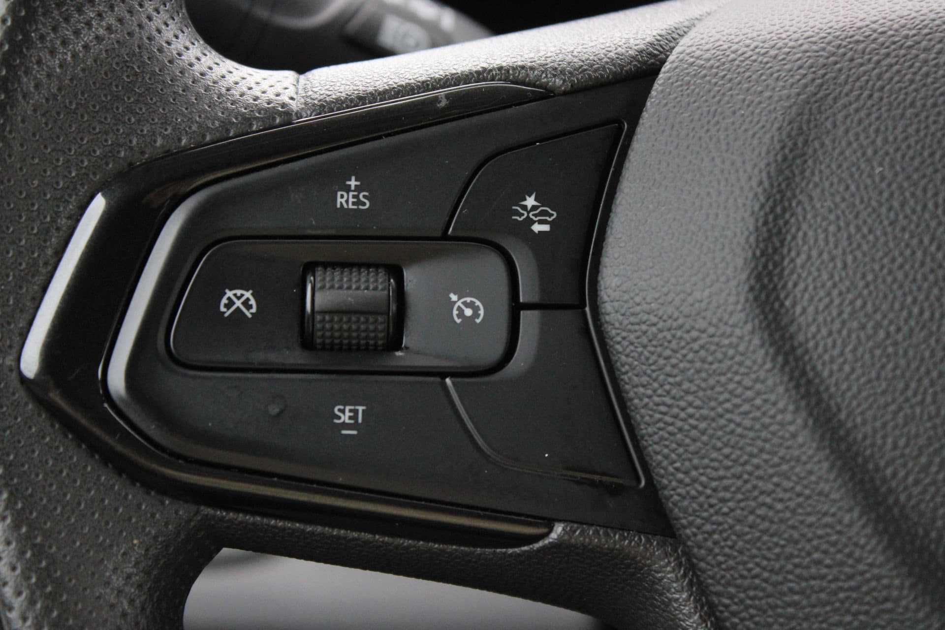 Used 2025 Chevrolet Trax LT FWD image 29