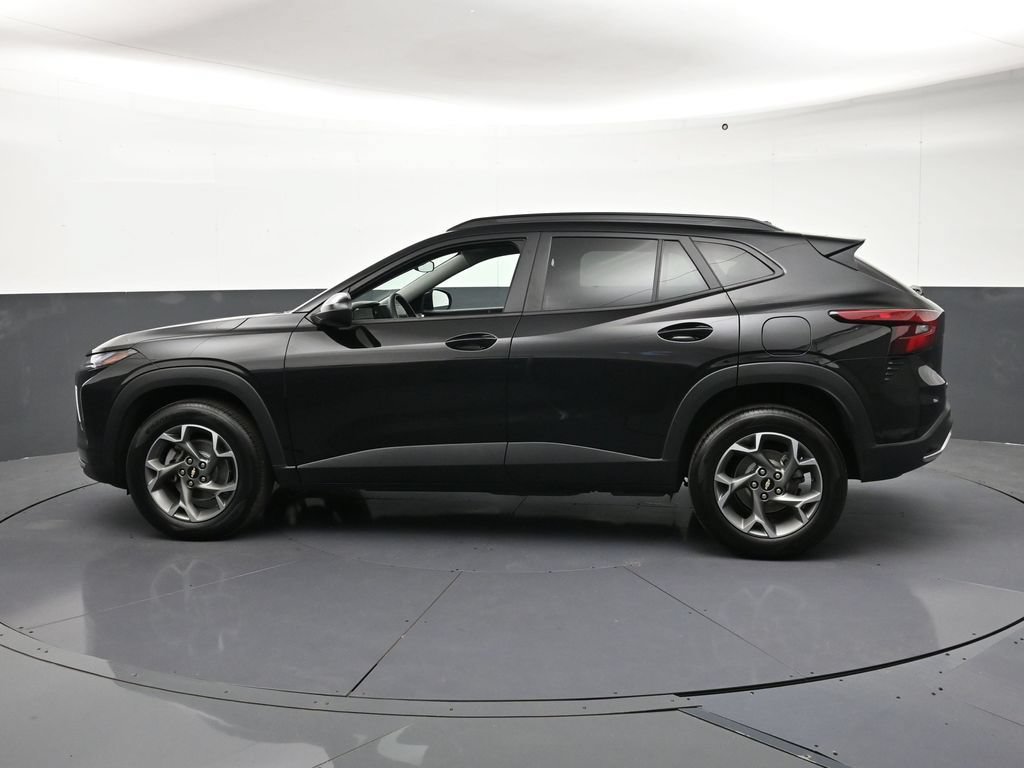 Used 2024 Chevrolet Trax LT FWD image 2