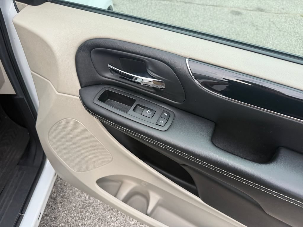 Used 2019 Dodge Grand Caravan SXT FWD image 38