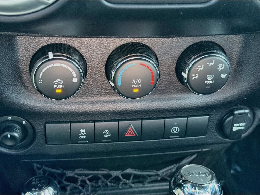 Used 2017 Jeep Wrangler Unlimited Sahara w/ Connectivity Group AWD/4WD image 28