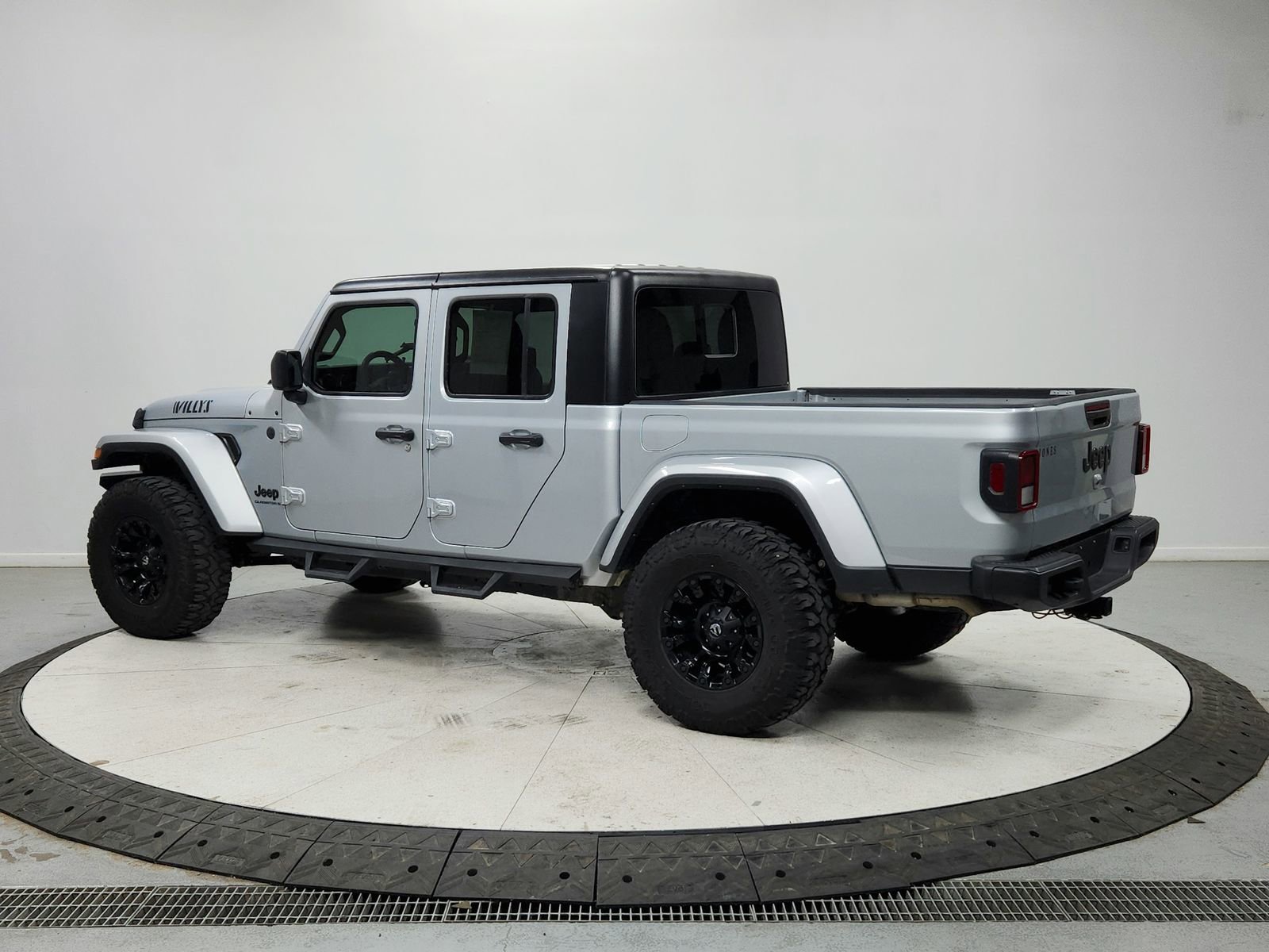 Used 2023 Jeep Gladiator Sport image 5