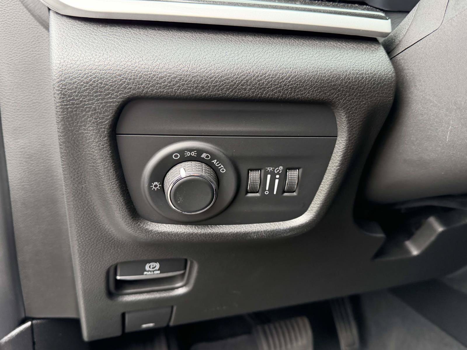 Used 2023 Jeep Grand Cherokee Altitude AWD/4WD image 19