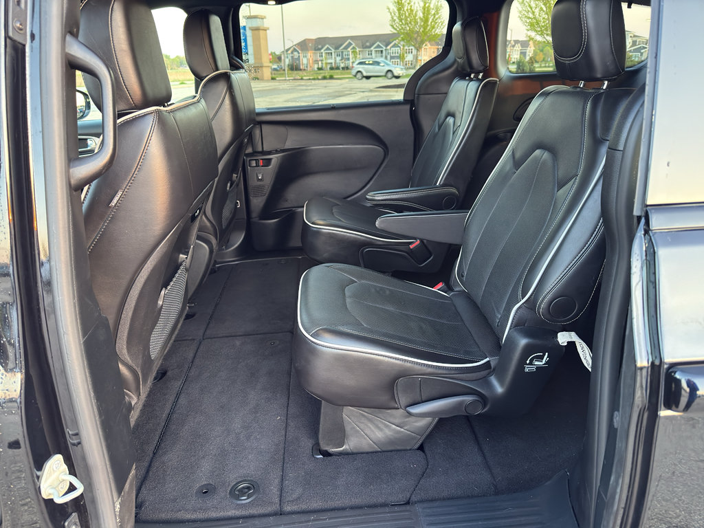 Used 2025 Chrysler Pacifica Limited FWD image 37