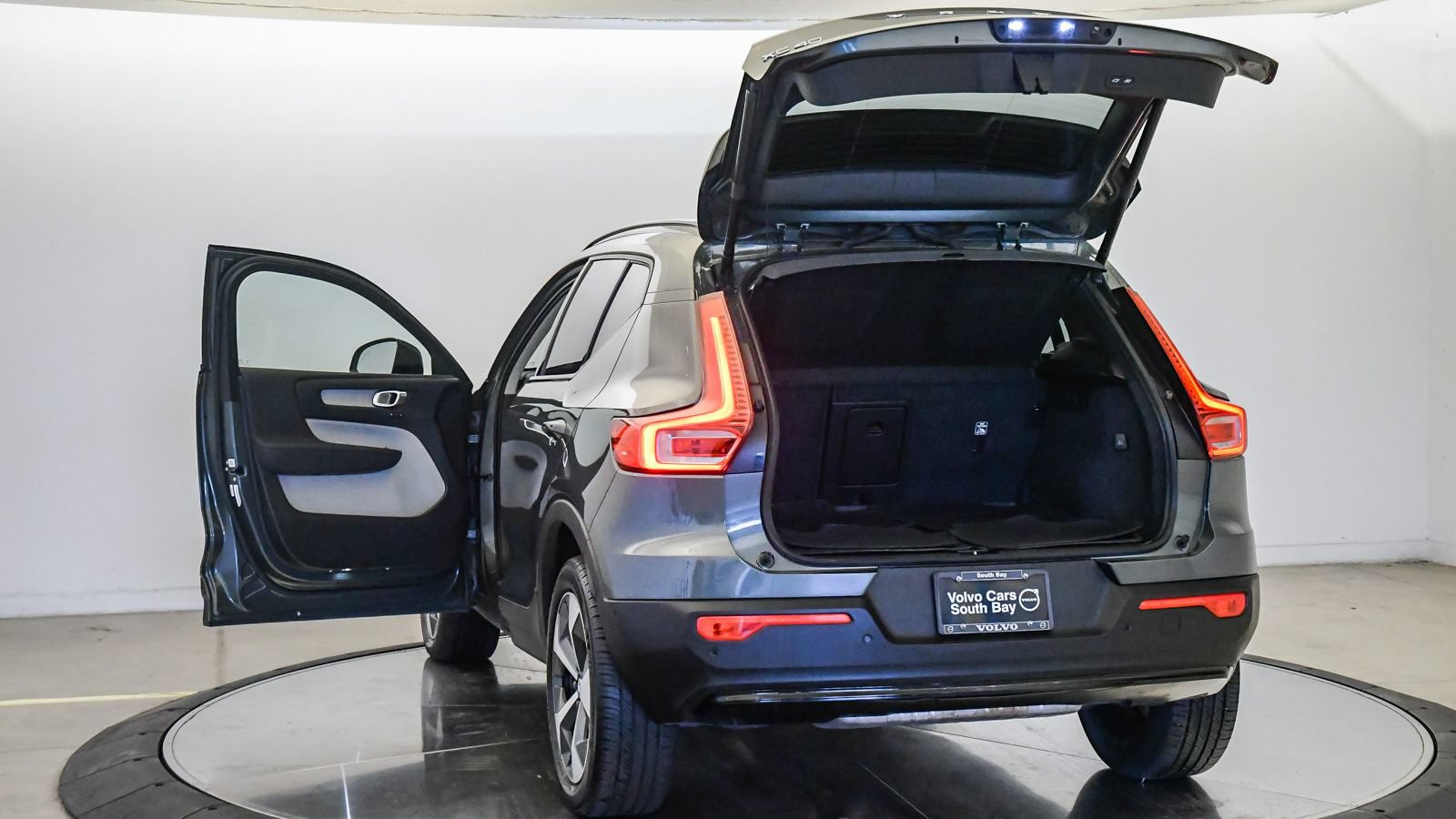 Certified 2026 Volvo XC40 B5 Plus AWD/4WD image 26