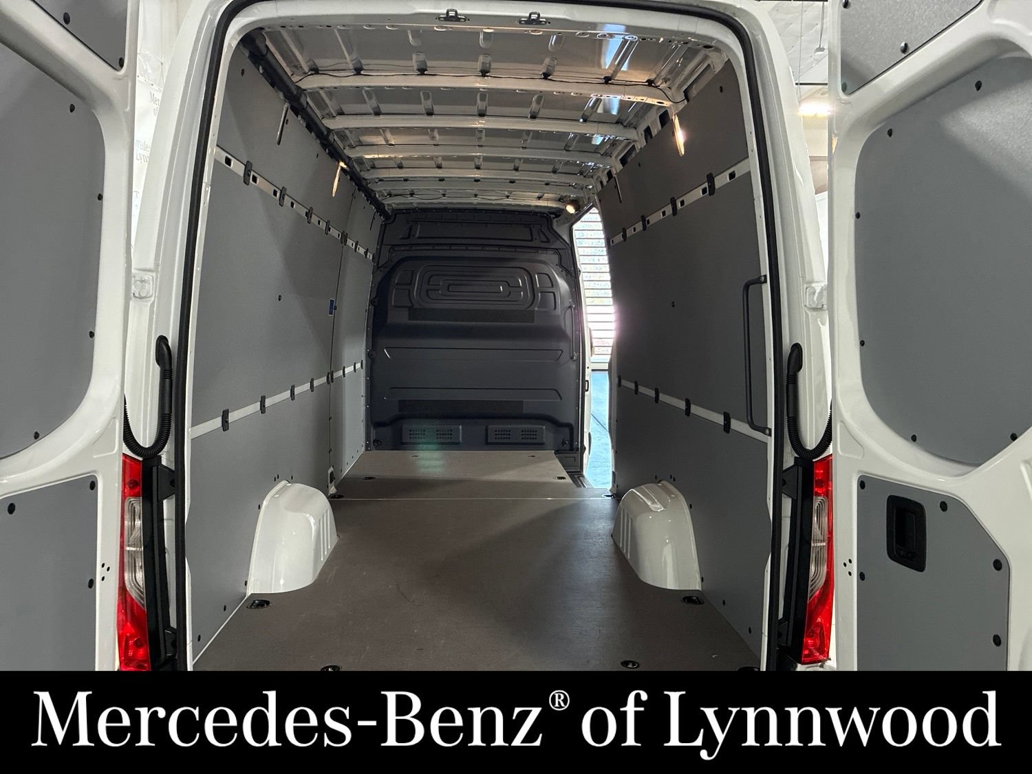 Used 2025 Mercedes-Benz Sprinter 2500 image 21
