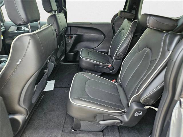 New 2025 Chrysler Pacifica Limited image 15