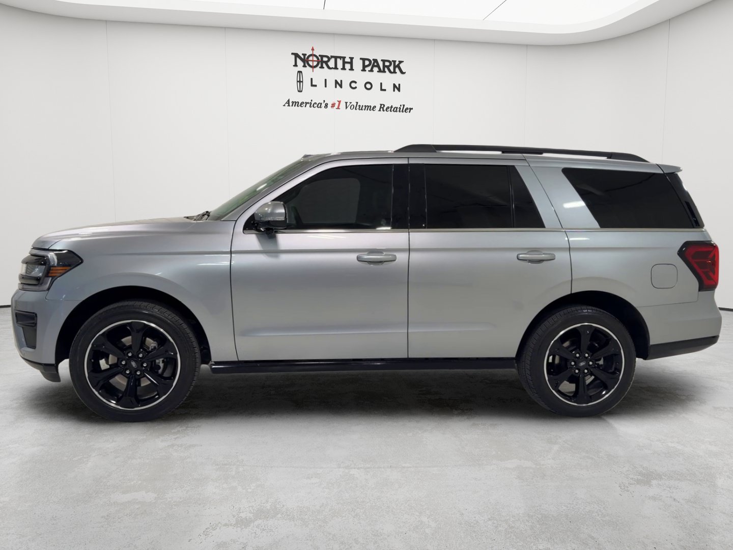 Used 2023 Ford Expedition Limited AWD/4WD image 2