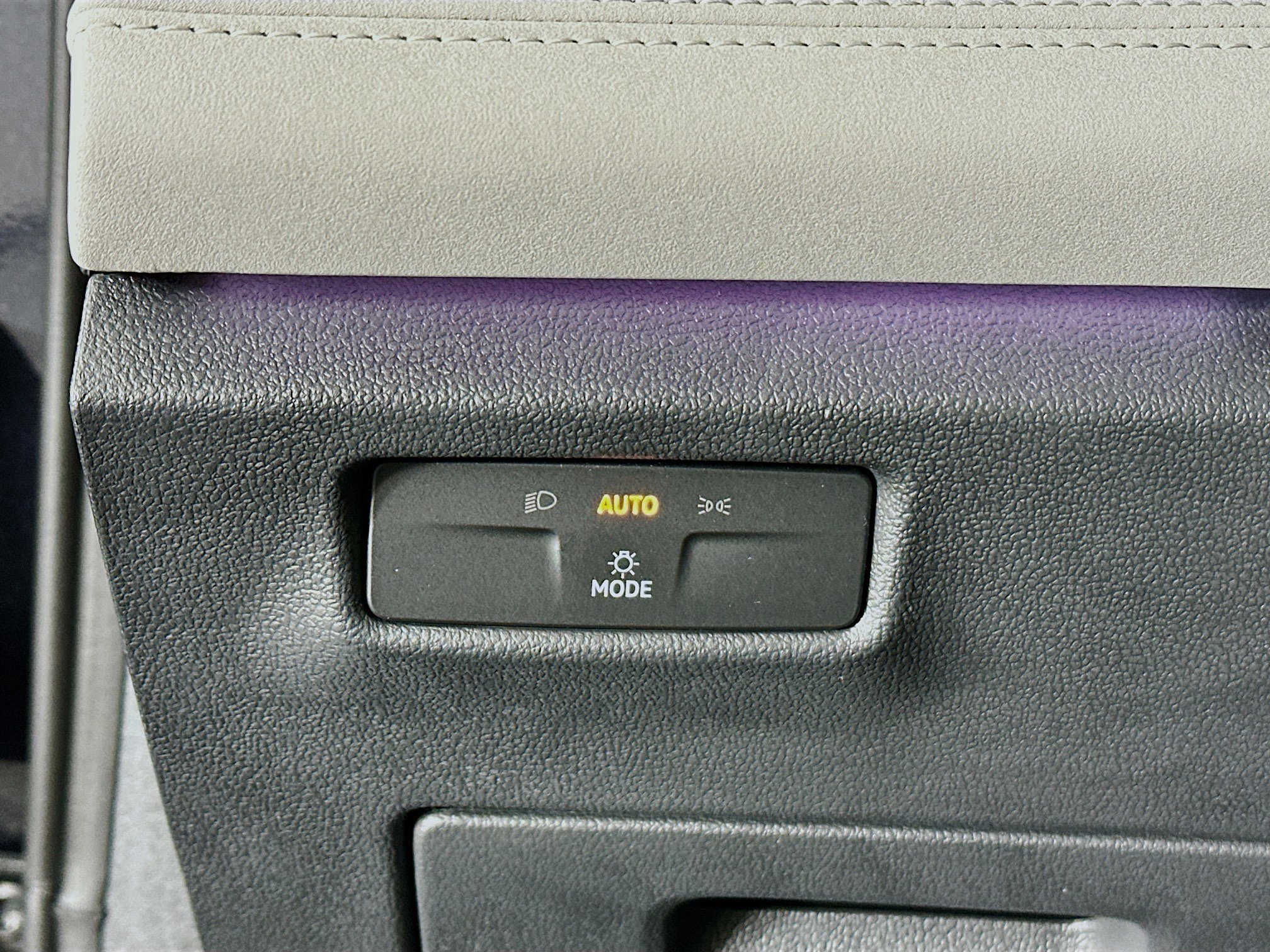 Used 2025 Volkswagen Tiguan SE image 17