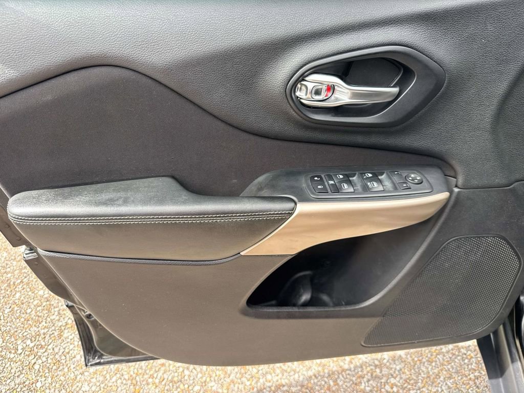 Used 2017 Jeep Cherokee Latitude image 20