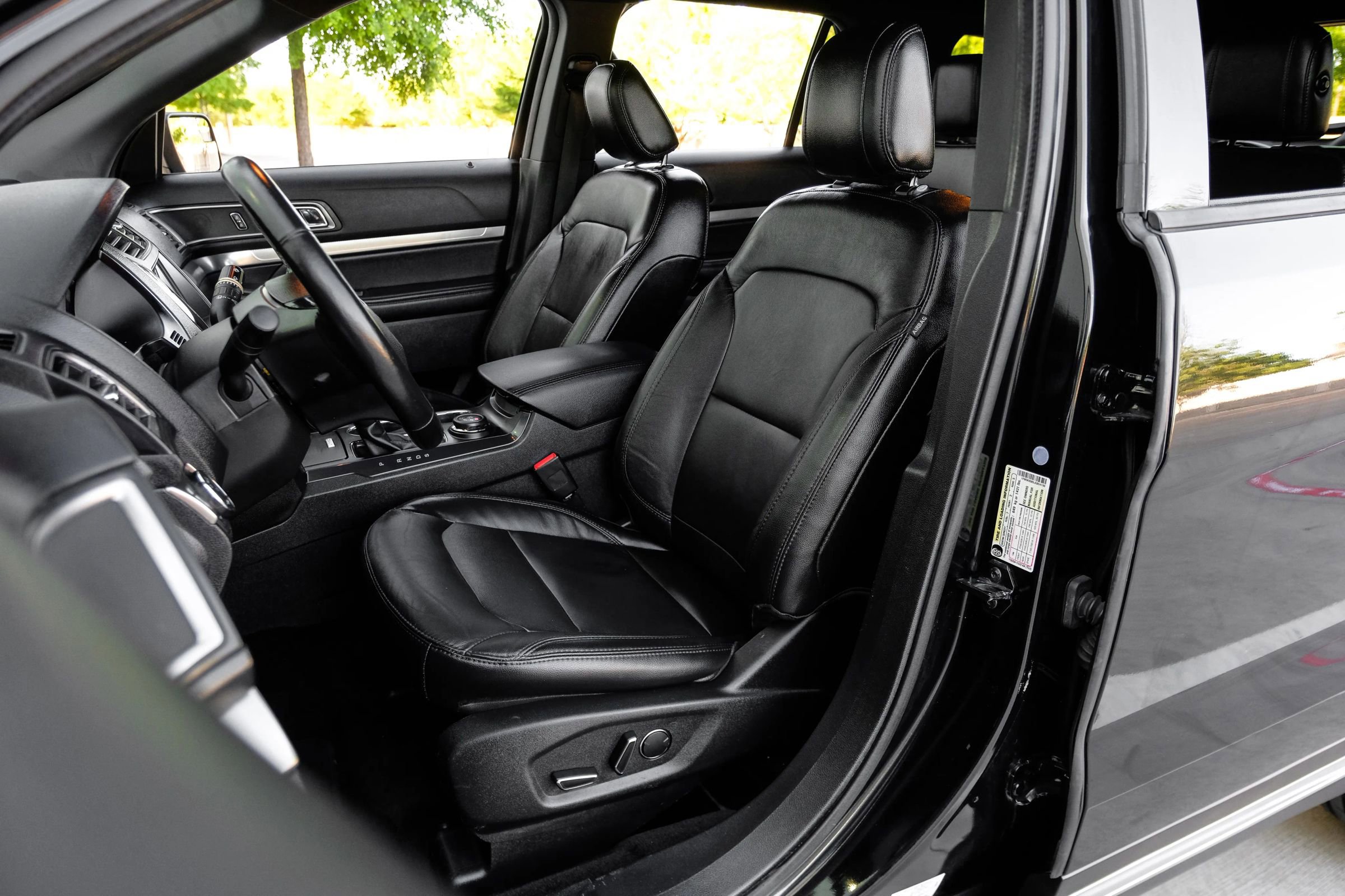 Used 2018 Ford Explorer XLT w/ Equipment Group 202A AWD/4WD image 39
