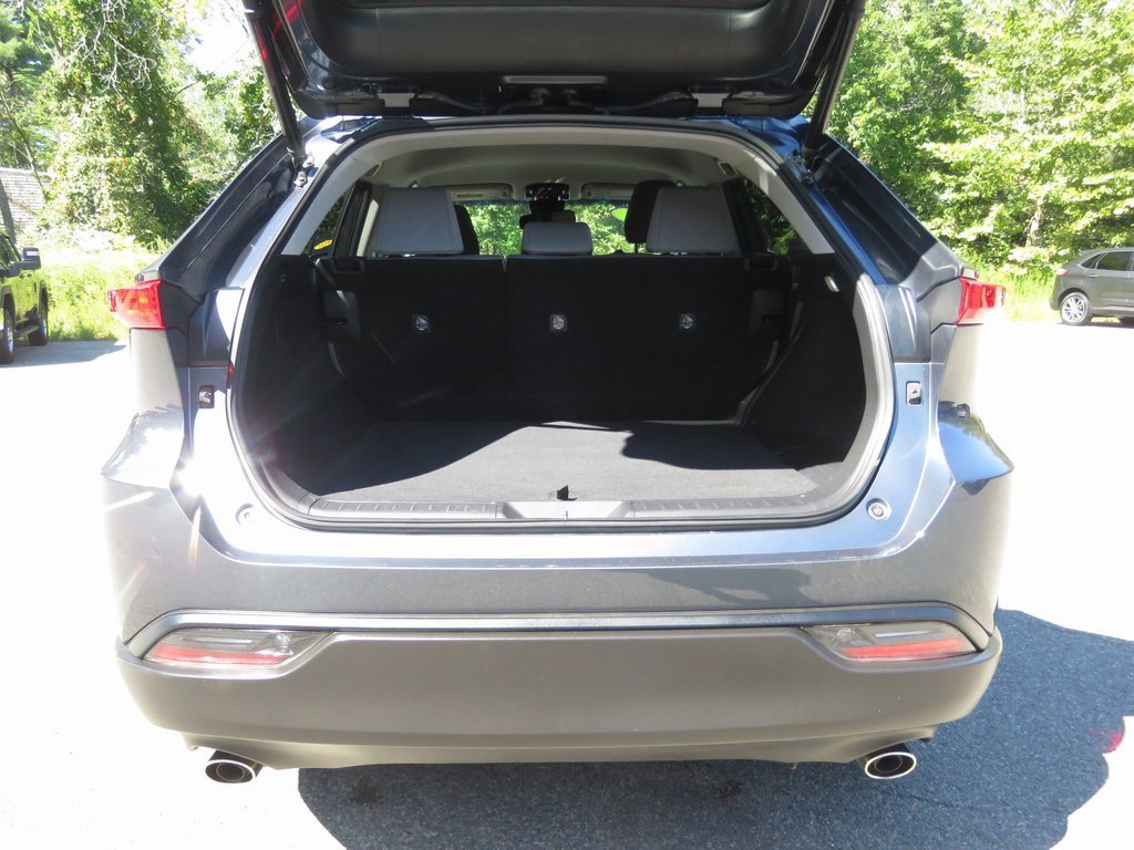 Used 2022 Toyota Venza LE image 18