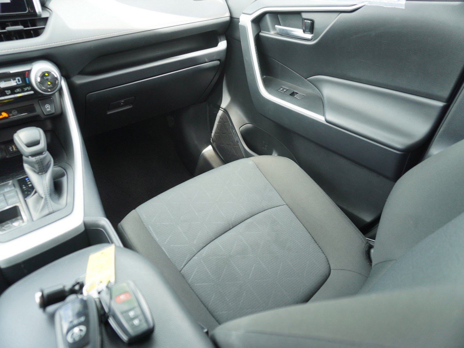 Used 2025 Toyota RAV4 XLE AWD/4WD image 16